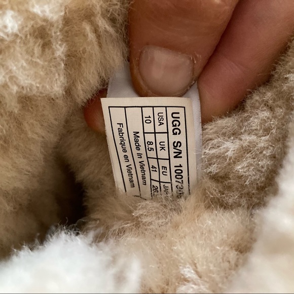 Tall tan classic UGG boots - Picture 7 of 8